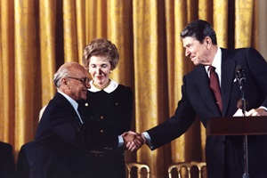 Milton Friedman meets President Reagan